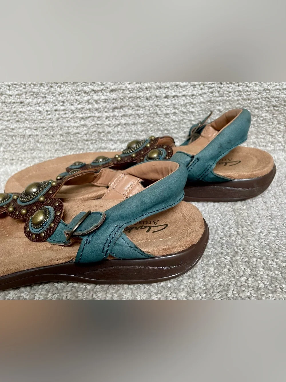 Clark’s Leather Medallions Metal Accents Comfort Sole Buckles Casual Sandals
